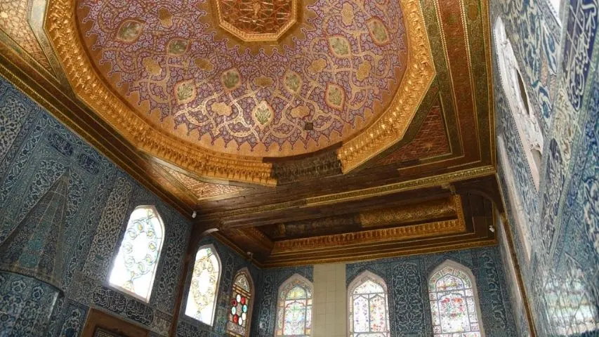 The painted dome of the Hünkâr Pavilion at the New Mosque