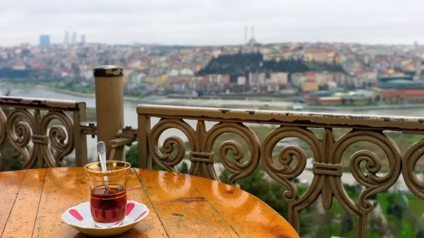 A glass of tea at the Pierre Loti railing with the Golden Horn below